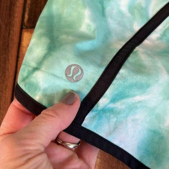 Lululemon Tracker Short II Two Way Stretch White Blue - Picture 9 of 9